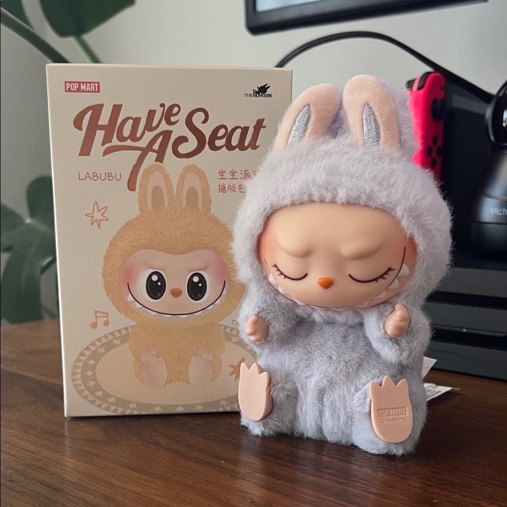 Pop Mart Labubu Zizi (Have a Seat)